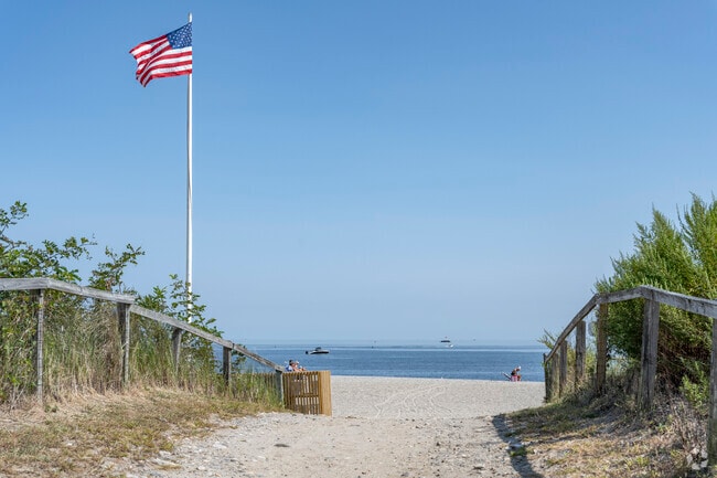 Jennings Beach in Fairfield is a short drive from Stratfield Village.