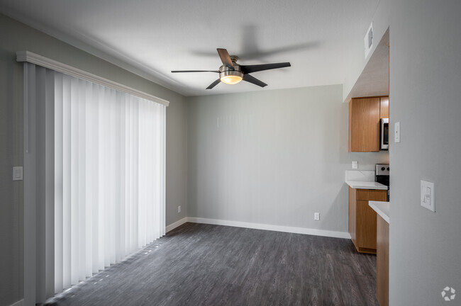 2BR, 1BA - 875SF