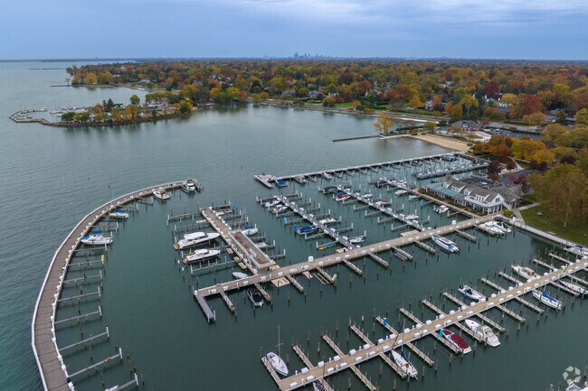 The Crescent Sail Yacht Club serves boaters in the Grosse Pointe Farms community.