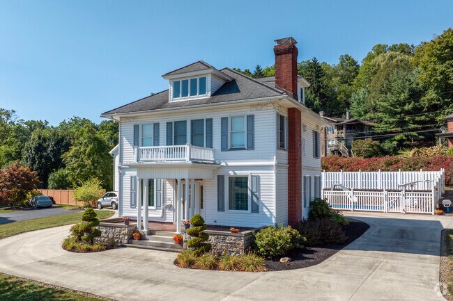 Highland Park lends to a more sprawling neighborhood layout, accommodating drivers more.