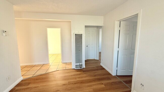 124 1/2 W 95th St unit W. 95th St., Los Angeles, CA 90003 - photo 4