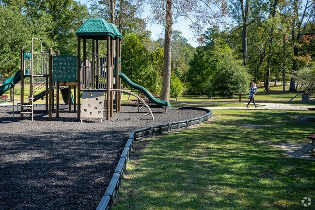 There are also a few greenspaces around the Forest Hills neighborhood.