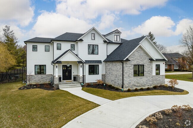 Large brick suburban homes can be found throughout Medinah.