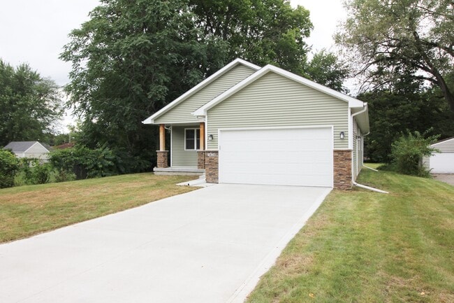 3828 40th St, Des Moines, IA 50310 - photo 2