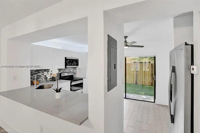 10167 SW 77th Ct, Miami, FL 33156 - photo 6