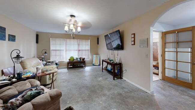 400 W 4th Ct, Frostproof, FL 33843 - photo 2