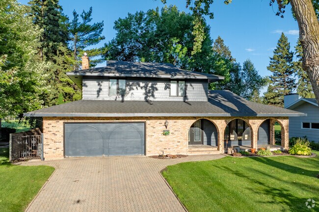 Homes in Lincoln enjoy plenty of tree cover and ample space.