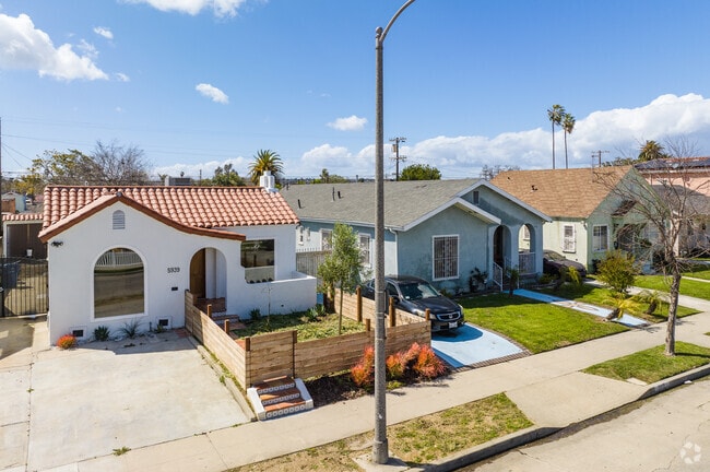 Welcoming archways invite you into the homes of Chesterfield Square.