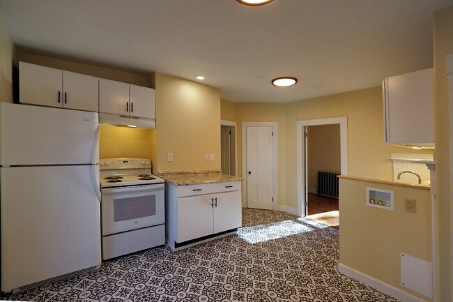 197 Western Ave unit 2 - Upstairs, Brattleboro, VT 05301 - photo 4