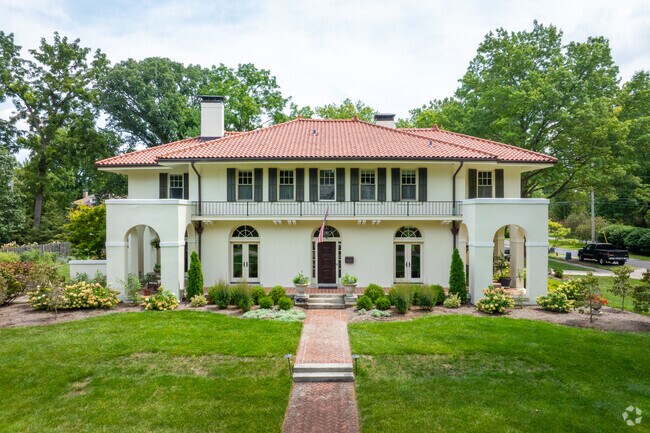 Homes in Washington Park Knolls range from $80K to over $1 million.