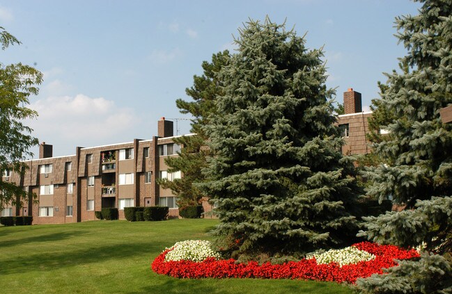 Islander Apartments, Middleburg Heights, OH 44130 - photo 3