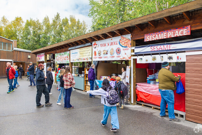 Sample a variety of dishes at the Tanana Valley Farmers Market in Aurora-Lemeta.