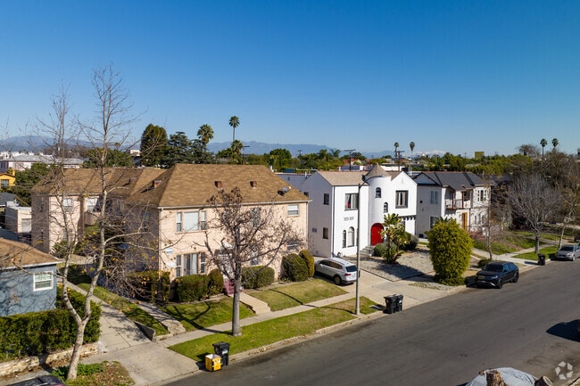 Baldwin Hills boasts a range of home sizes and styles, from mansions to smaller bungalows.