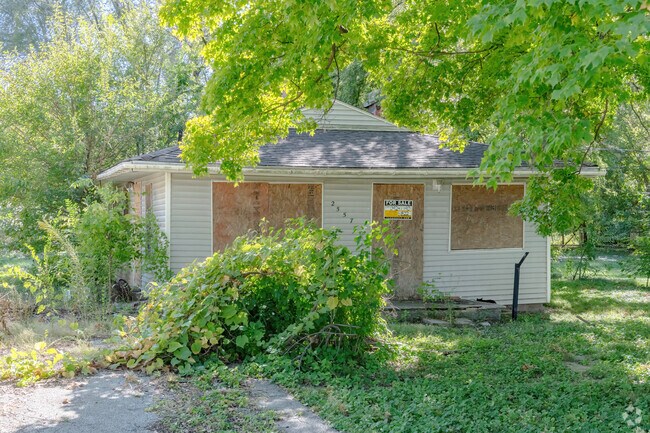 Some homes have been left as fixer-uppers in the Grant Park neighborhood.