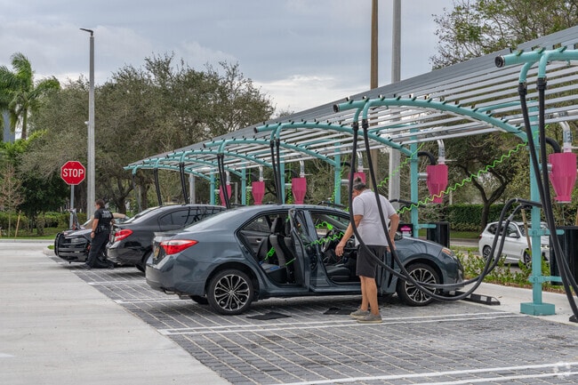 El Carwash provides convenient service near Vanderbilt Park.
