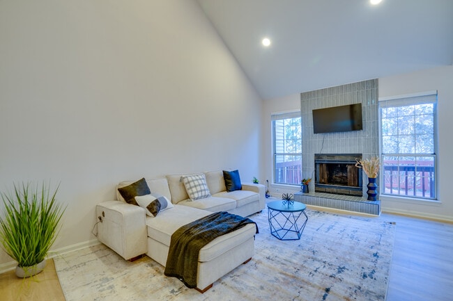 6021 Creekstone Ln unit Main Level, Centreville, VA 20120 - photo 2