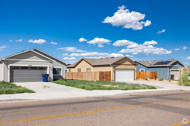 Hyde Park Gardens is a neatly designed subdivision with a variety of single-story homes.