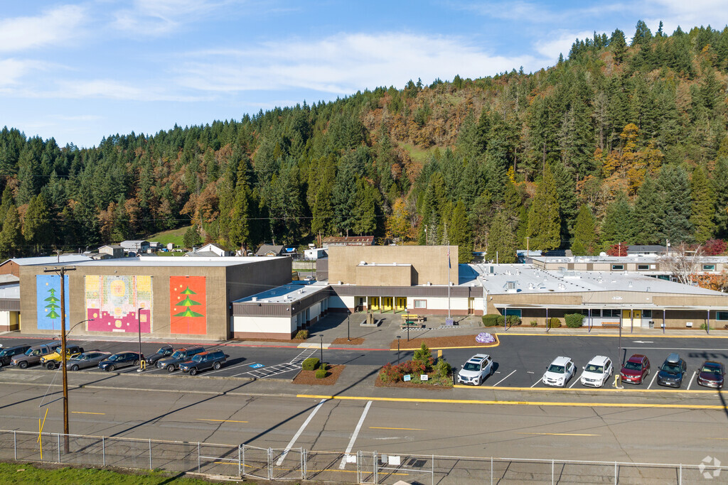 Oakridge OJSHS has a student to teacher ratio of 14:1 which is lower than the national average.