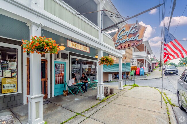 North Creek residents can grab a bite to eat at casual eateries like Izzy’s Market & Deli or Café Sarah.