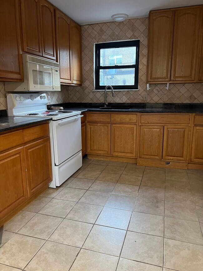 15 Willis Place unit 3, Keansburg, NJ 07734 - photo 2