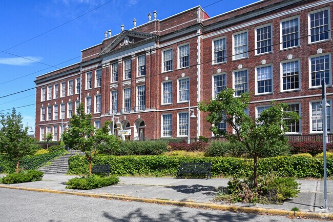 Hamilton International Middle School is part of the West Woodland community.