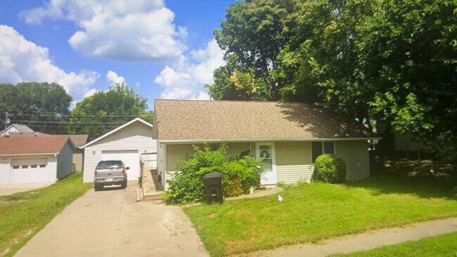 1005 E Main St, Knoxville, IA 50138