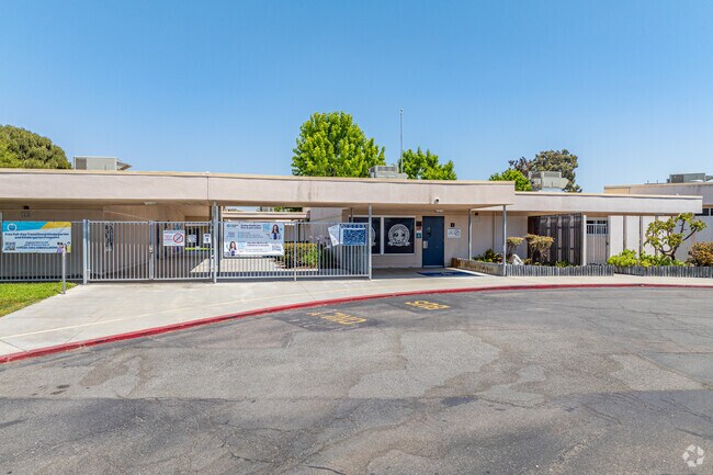 Greg Rogers Elementary offers extracurricular activities.