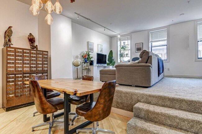 8 S Old State Capitol Plaza unit ID1031831P, Springfield, IL 62701 - photo 2