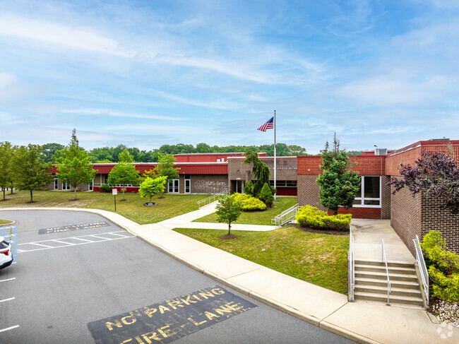 Carl W Goetz Middle School Rankings & Reviews - Homes.com