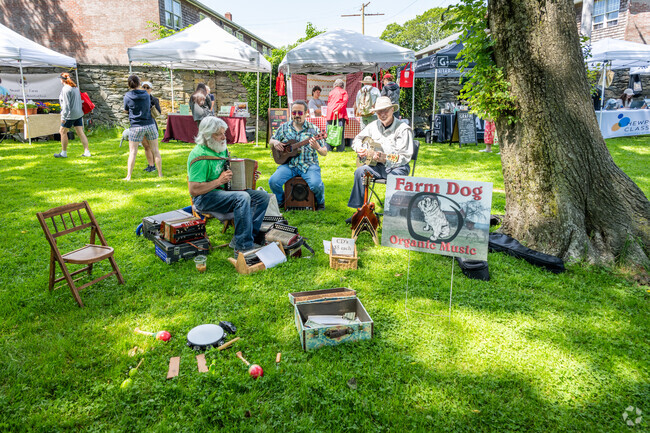 Enjoy live music at Newport’s Aquidneck Growers Market for farm fresh delights.