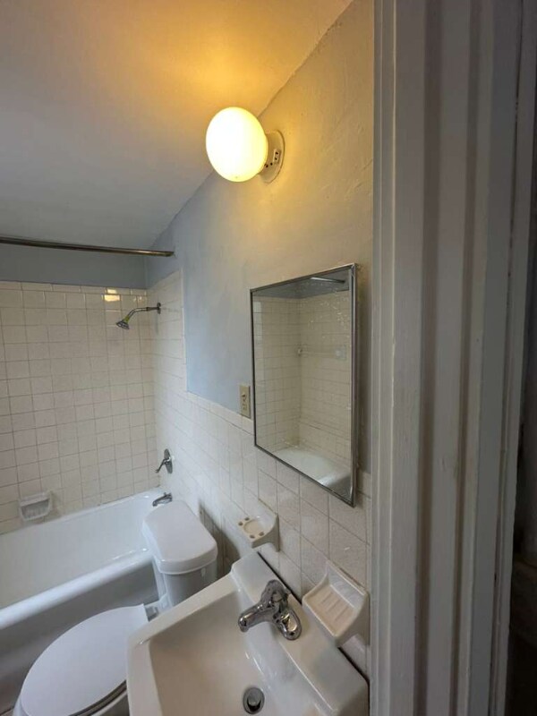 8302 Lake Ave unit 16, Cleveland, OH 44102 - photo 3