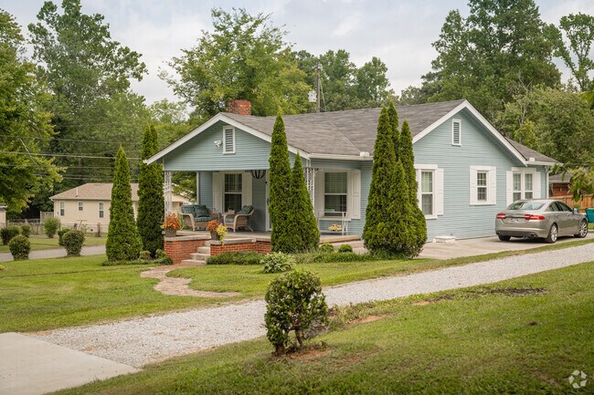 Many Woodmore homes feature well maintained lawns and gardens.