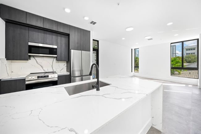 526 SW 2nd St unit 1, Miami, FL 33130 - photo 2