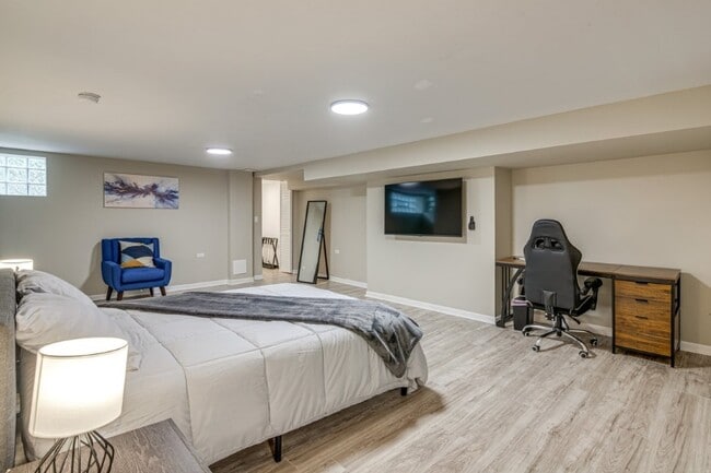 1653 E 70th St, Chicago, IL 60649 - photo 2