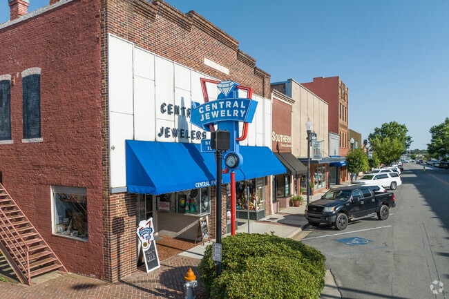 Local restaurants and boutiques fill the revitalized storefronts in Downtown Tifton.