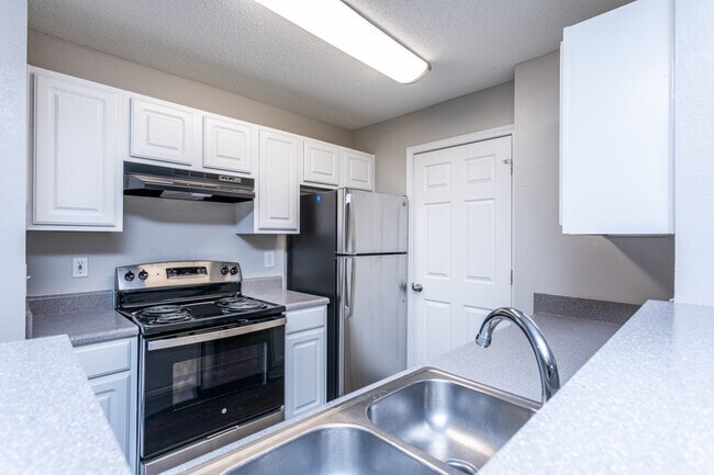 2BR, 2BA - 1,072 SF