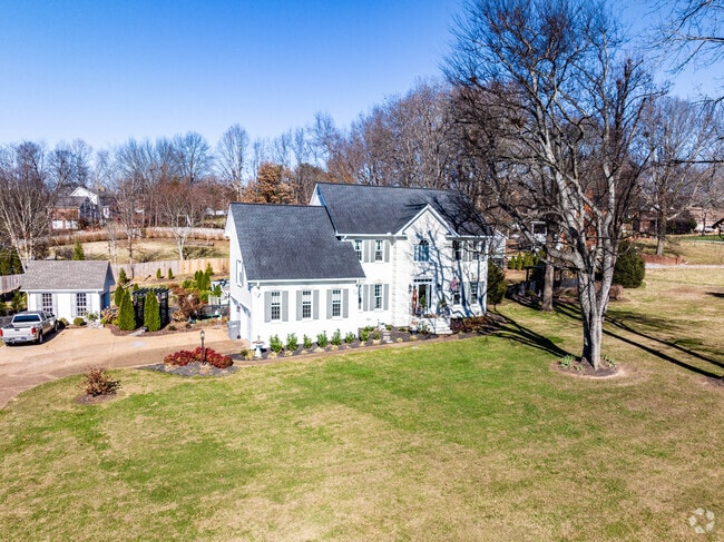 Classic homes on spacious lots are found on the outskirts of White House.