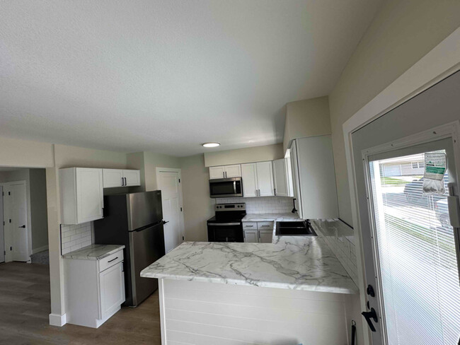 407 W 65th St, Davenport, IA 52806 - photo 2