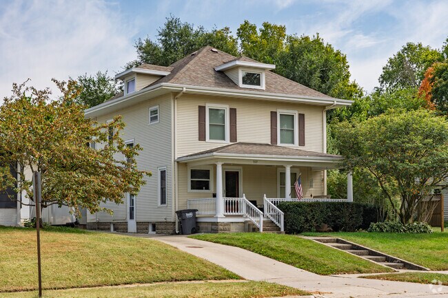 American Foursquares with patios are one of the most common housing styles in Eldora.