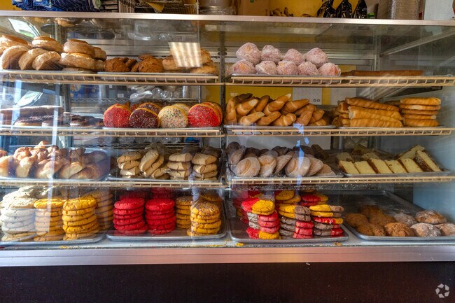 Fresh bakery at El Rico Pan Bakery in Washington-Guadalupe.