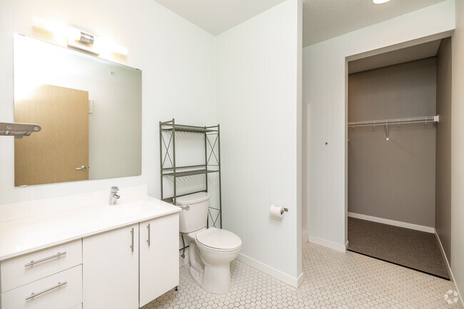 2BR, 2BA - Channel/980 SF