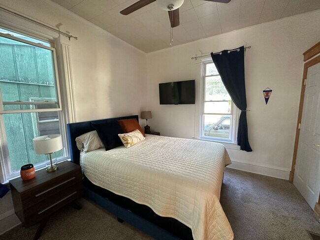 305 S Elm St unit C, Champaign, IL 61820 - photo 3