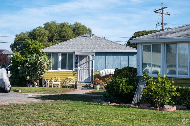 The Santa Fe  neighborhood has foliage throughout the neighborhood.