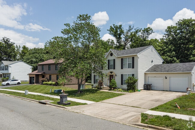 Colonial revivals line peaceful streets in the city of Fort Washington.