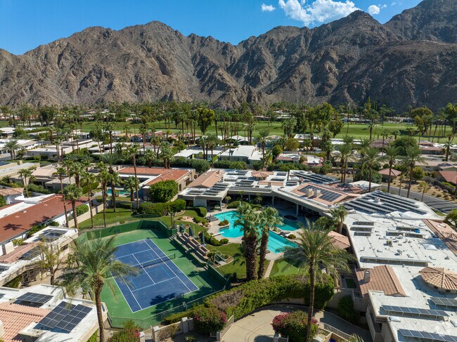 Ace your lifestyle with world-class tennis courts at Indian Wells Country Club.