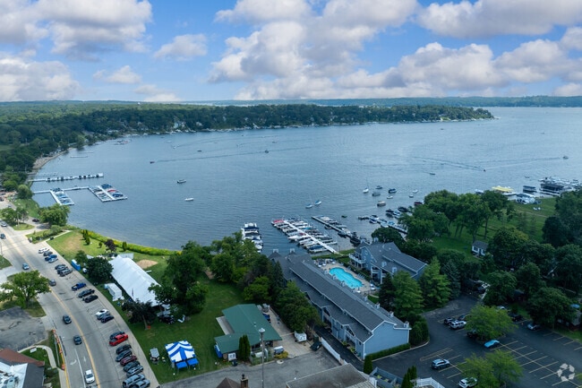 Nestled along the shores of Geneva Lake, Williams Bay is a charming village long favored by city dwellers as a relaxing vacation destination.