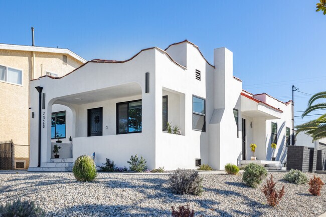 Contemporary homes and revivals are some of the new constructions in Morningside Park, CA.