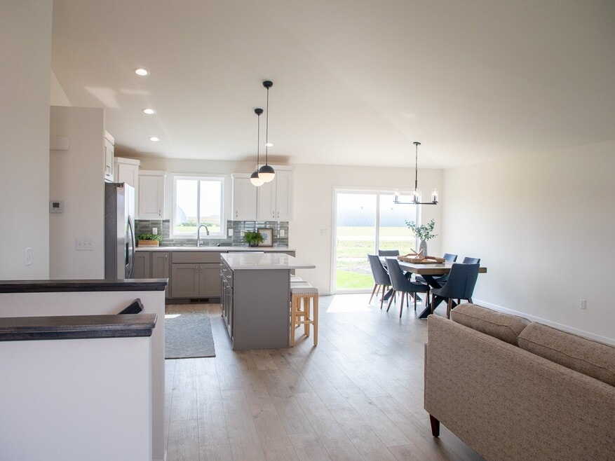 405 Wren Dr, Grand Forks, ND 58201 - photo 1