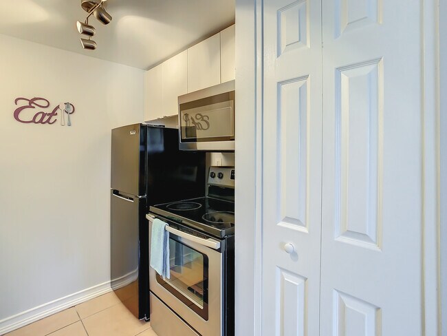 4145 Dolphin Dr unit 4145, Tampa, FL 33617 - photo 5