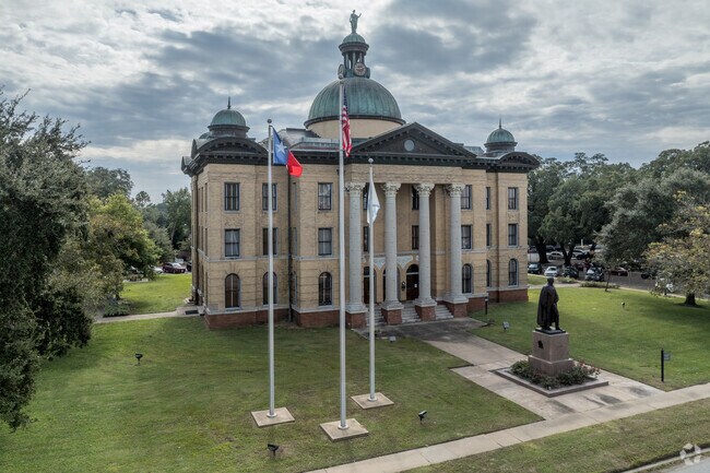 Richmond, TX, is home to the historic Fort Bend County Courthouse, built in 1908.